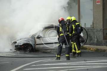 Arde un coche en la calle Poeta Pablo Neruda de Los Llanos de Telde/Eugenio Artiles y TA.
